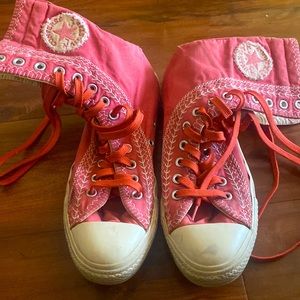 Converse high sneakers! UK size 7; 14 eyelets, Embroidered details ❤️